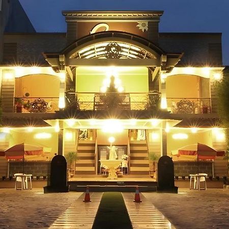 Patria Palace Hotel Blitar Exterior foto