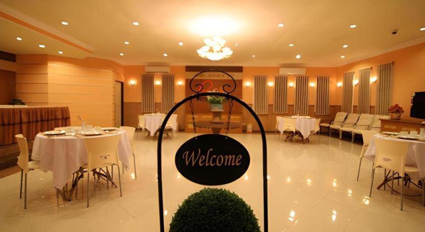 Patria Palace Hotel Blitar Exterior foto
