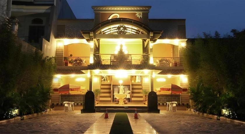 Patria Palace Hotel Blitar Exterior foto