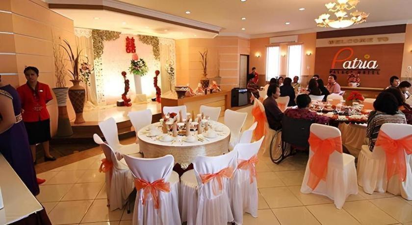 Patria Palace Hotel Blitar Exterior foto