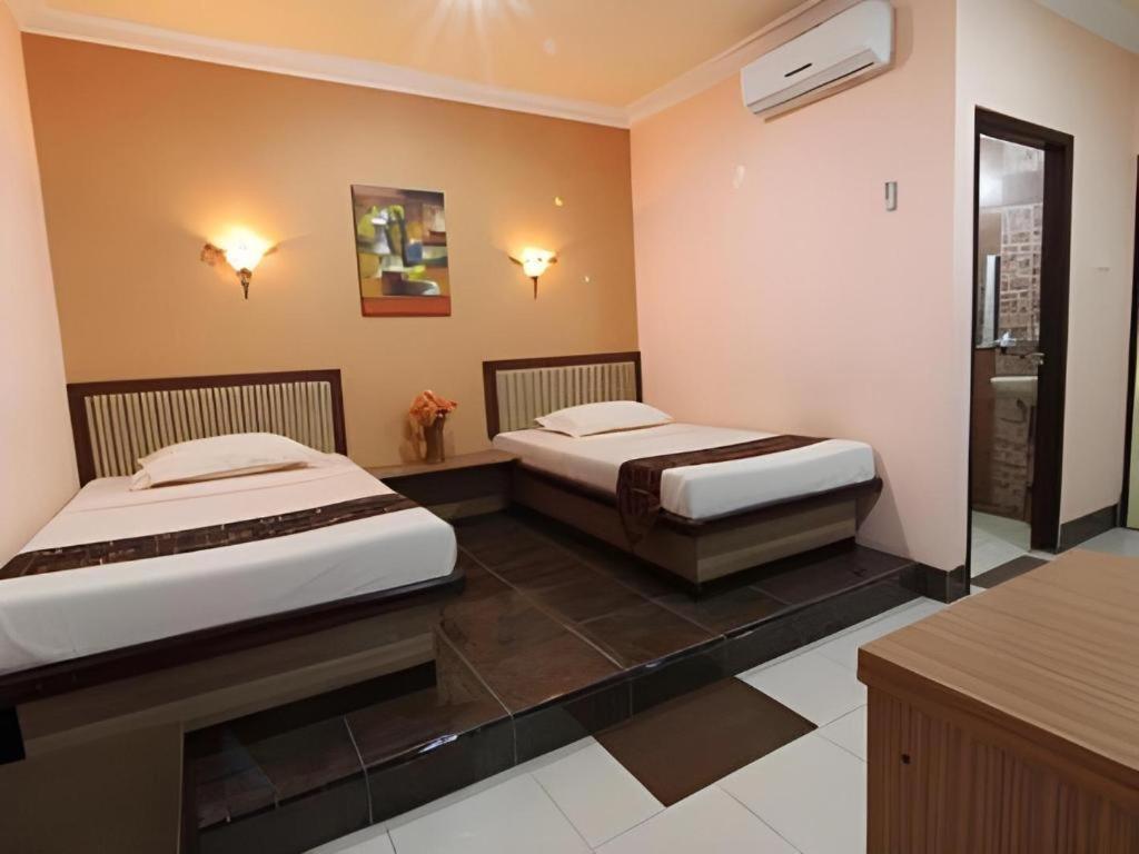 Patria Palace Hotel Blitar Exterior foto