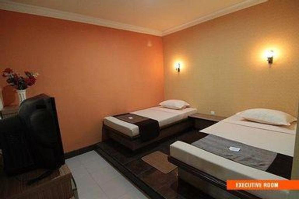 Patria Palace Hotel Blitar Exterior foto